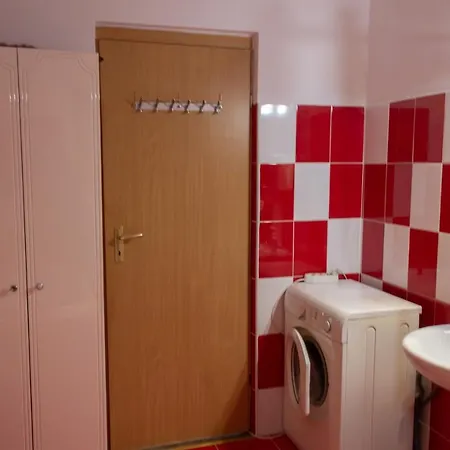Large 2 Bedrooms Apartment Next To The Bus Station Apartamento
